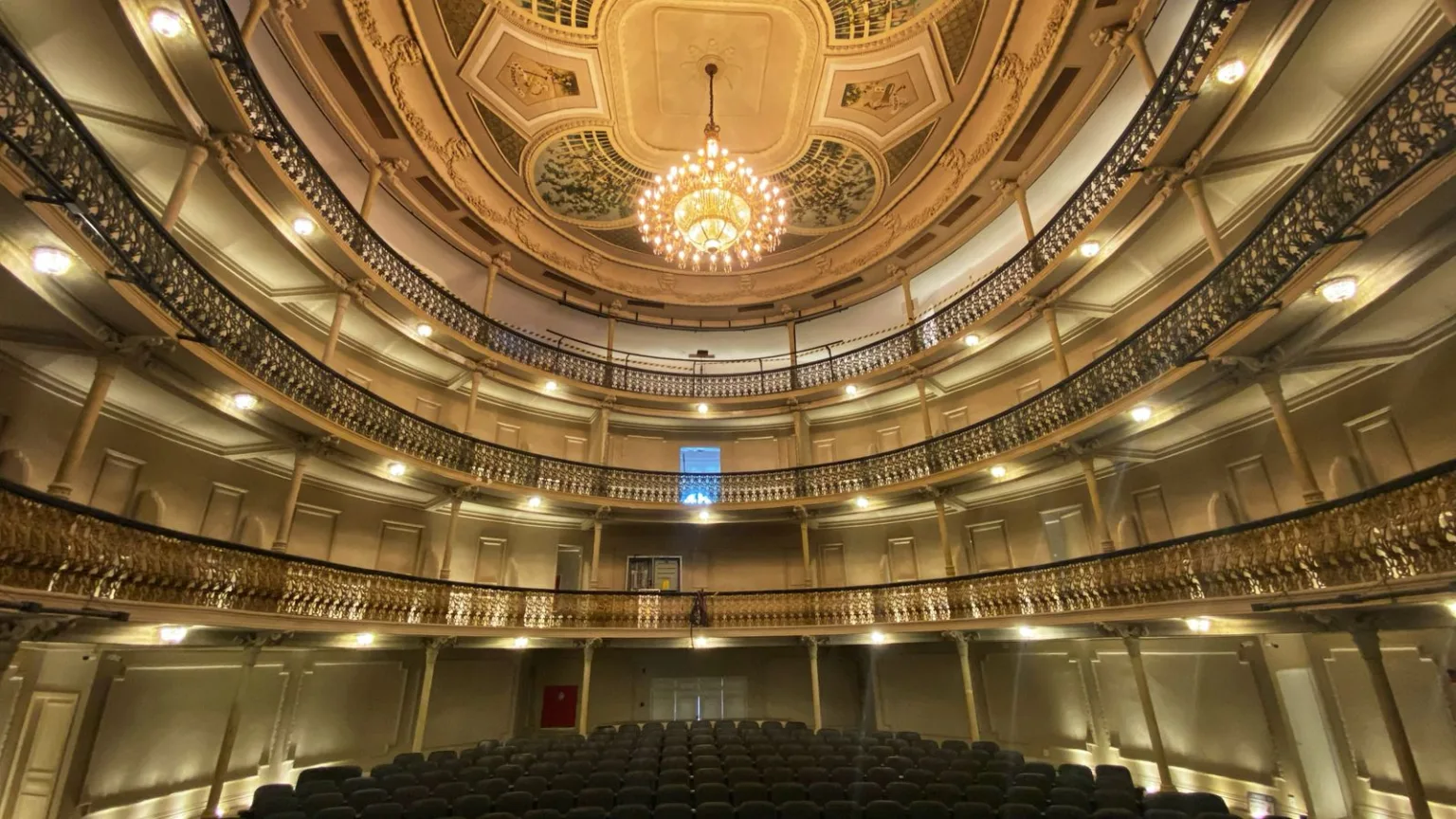 ILZHpBGp-Visita-_ao_teatro-Carlos_Gomes-6-1536x864