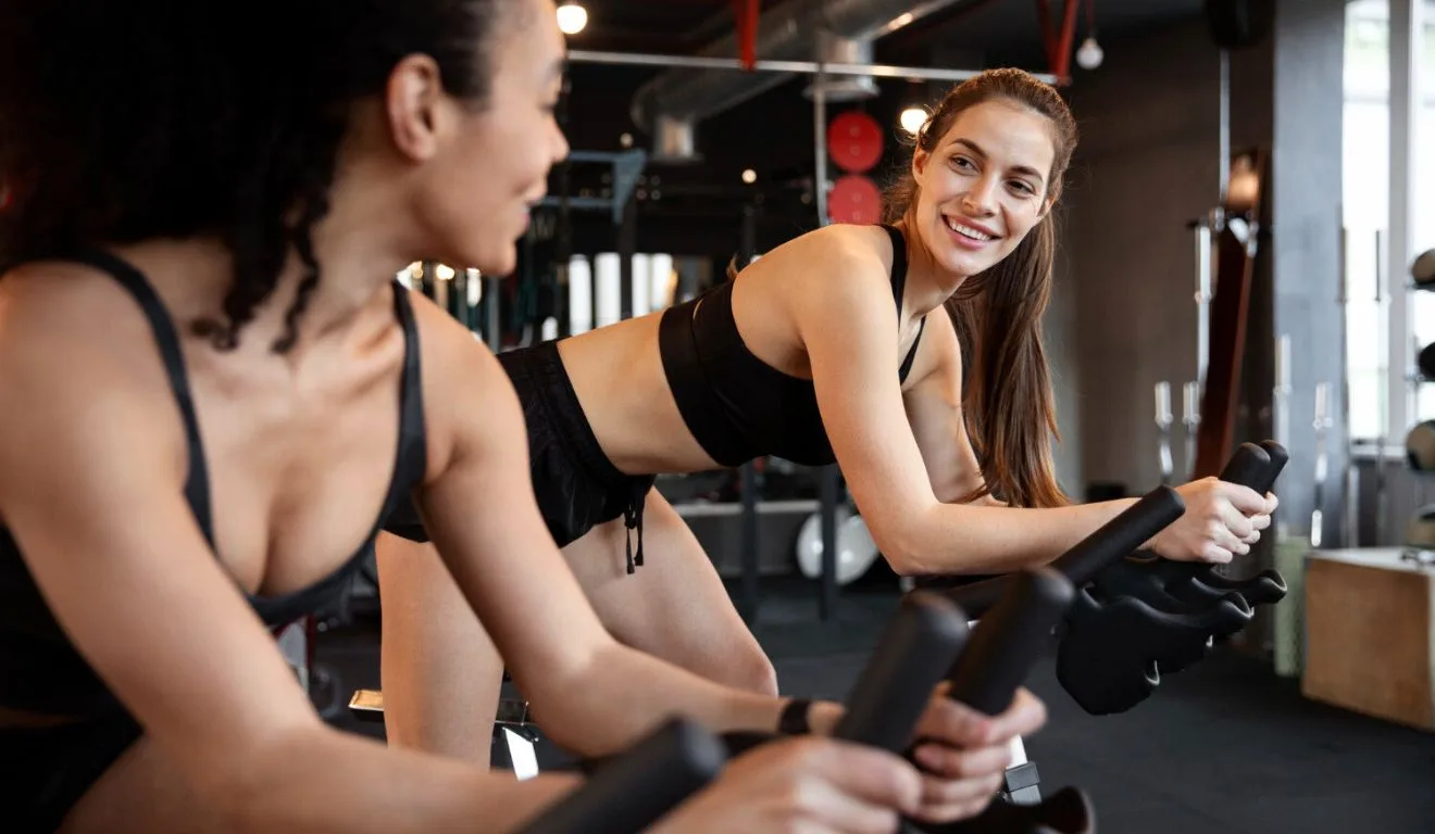 fAqfQVbx-academia-de-ginastica-exercicios-fisicos-moda-fitness