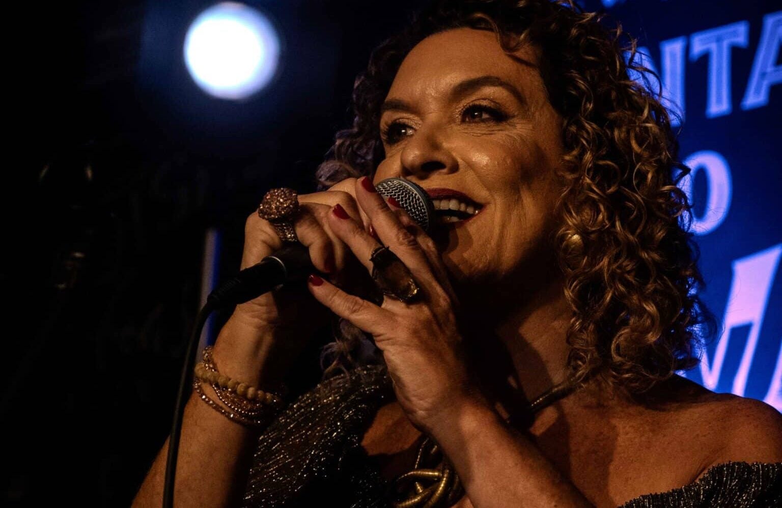 ooAmhxtJ-Cantora-Ana-Rita-Novaes.-Foto-Foto-Vini-Kava-02-scaled-e1701094786828