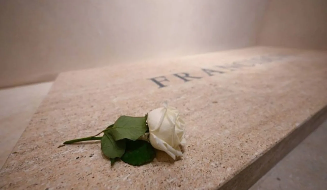 zOIHMOBd-tumulo_papa_2