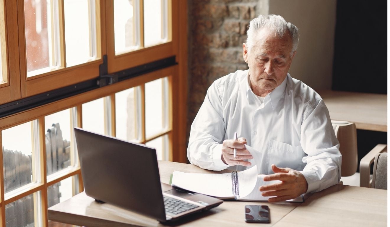Idoso-trabalhando-negocios.jpg