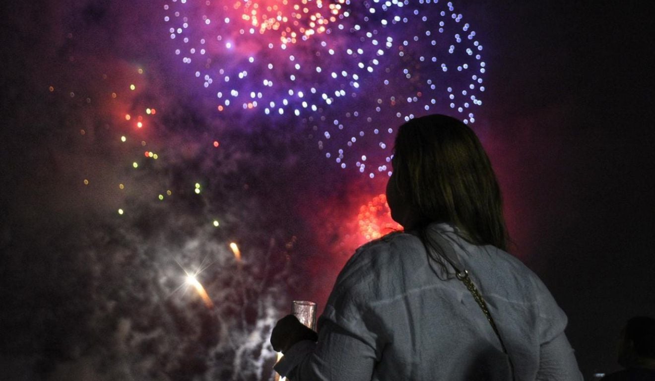pessoa-vendo-fogos-de-artificio-reveillon-ano-novo.jpg