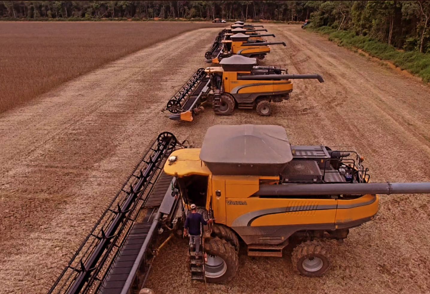 Colheita-de-soja-no-mato-grosso-valtra-fotao-top-1.jpeg