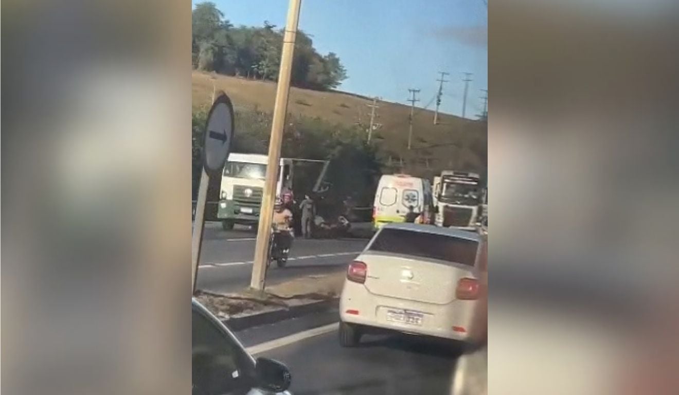 Motociclista-e-passageiro-ficam-feridos-apos-colisao-com-caminhao-na-BR-101-em-Cariacica.jpg